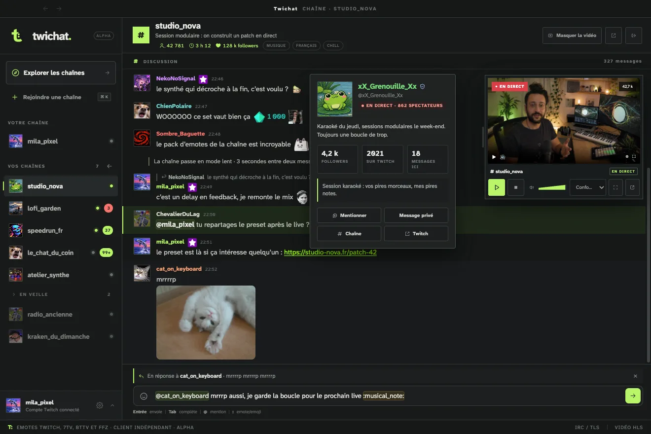 Twichat ouvert sur une chaîne très active : messages avec avatars, badges, emotes et réponses citées au centre, fiche de profil d’un habitué en survol, et stream dans un lecteur compact à droite