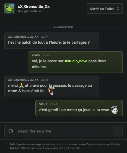 Une conversation privée ouverte dans sa propre petite fenêtre, à côté de la fenêtre principale de Twichat.
